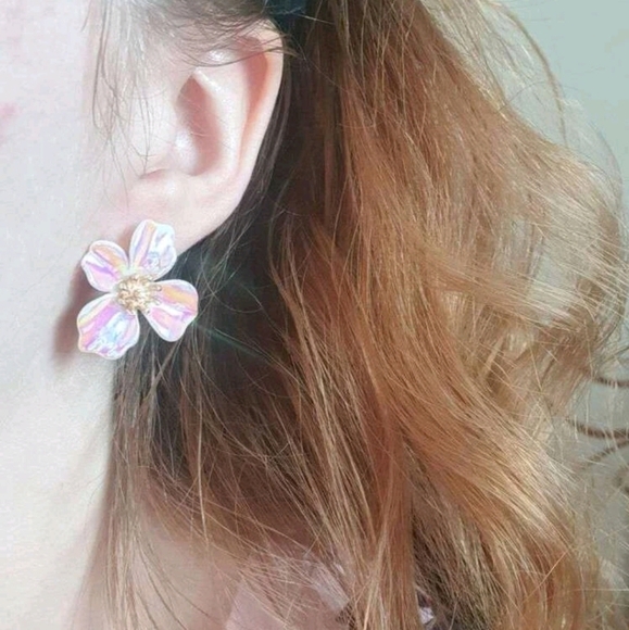💖2/$30 Boho Gold white Daisy Flower dainty iridescent Stud cottagecore earrings - Picture 9 of 16